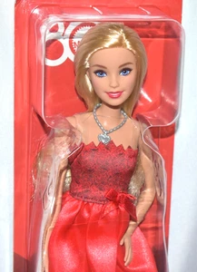 NUOVO & NRFB! 2024 MATTEL 80° ANNIVERSARIO BARBIE IN ABITO ROSSO #JGD25 ~ PICCOLA CURVA - Foto 1 di 5