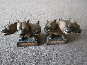 Letztes Set Harry Potter und der Stein der Weisen - FLAUSCHIGER Hund Wackelkopf Neu X 2  - Bild 1 von 5