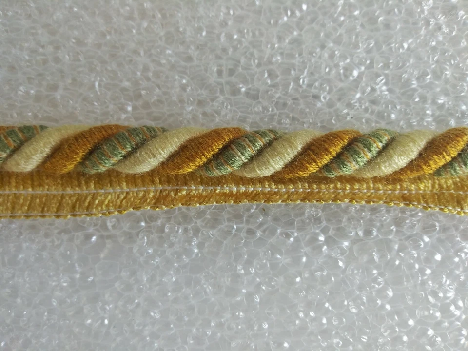 CORDÃO de 6 jardas com lábio 7/16" - OURO/AMARELO/SÁBIO - Acabamento de travesseiro de tecido para estofados  - Imagem 1 de 1