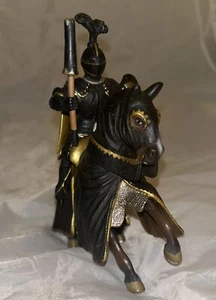 Schleich Turnierritter & schwarzes Pferd 2003 / Goldrand & Ritterstange - Bild 1 von 3