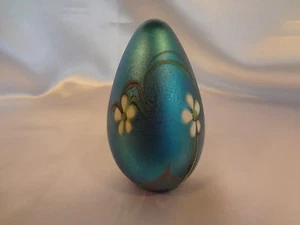 Vintage Orient & Flume Egg-shaped Paperweight - White Flower Blue Iridescent - Picture 1 of 6