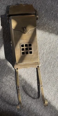 Buzón de latón vintage  Foto 1 de 4