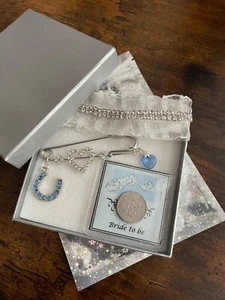 Hochzeit Braut Tradition Kristall Hufeisen Pin Lucky Sixpence & Strumpfband Box - Bild 1 von 14