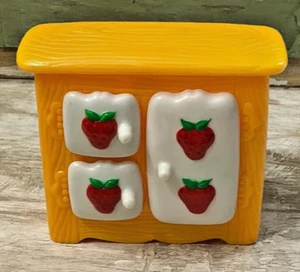 Vintage 1983 Strawberry Shortcake Berry Happy Home Kitchen Cupboard with Doors - Picture 1 of 10