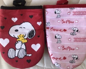 PEANUTS~TWO (2)~SNOOPY RED, & PINK~VALENTINES~9” X7”~Mini Oven Mitts~NEW~FAST SH - Picture 1 of 6