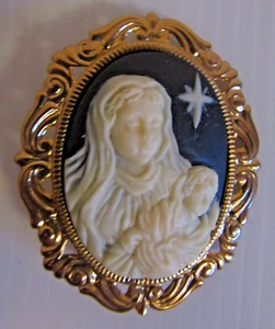 Broche Prendedor Vintage Camafeo Virgen María y Niño Jesús Firmado Jane - Imagen 1 de 3