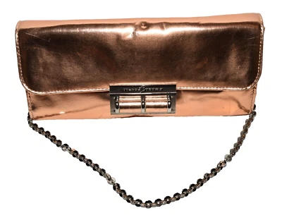 Bolso sin asas con correa de cadena plegable de cuero sintético dorado metálico Ivanka Trump Foto 1 de 4