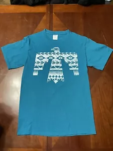 Aztec White Thunderbird Graphic Shirt Maglietta Donna Novità Casual Taglia S - Foto 1 di 5