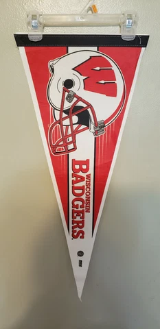WISCONSIN BADGERS LOGO VINTAGE FELT PENNANT 4/30/22 Cover