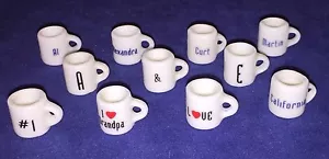 Ciondolo Casa delle Bambole Miniatura 1:12 Scala Personalizzata NOME RAGAZZO Tazza *A SCELTA* - Foto 1 di 6