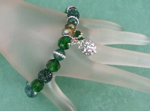 Neu grünes Kristallglas Weihnachten Stretch Armband mit Stechpalme Charm 7,5-7,75 Zoll - Bild 1 von 8