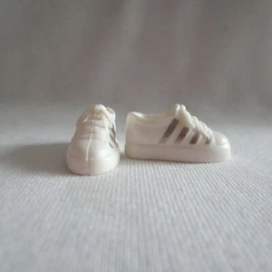 ¡NUEVO! Barbie Signature 2021 @BarbieStyle Hecho para Mover Muñeca Tenis Blancos ~ Zapatos - Imagen 1 de 3
