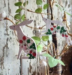 2 x 7.5cm Painted Strawberry Ladybird Hanging Hare Wood Easter Tree Ornaments - Picture 1 of 1