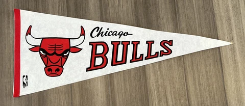 VINTAGE FULL SIZE PENNANT FELT 30 IN NBA1980 CHICAGO BULLS Cover