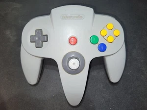 Controller Ufficiale OEM Nintendo 64 N64 Grigio Grigio G/VG condizioni 5/10 stick - Foto 1 di 2