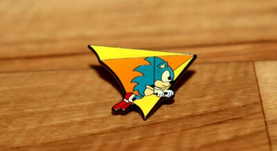 1992 Sonic the Hedgehog 2 Hang Glider Rare Pin Badge Sega Genesis Collectible  - Image 1 of 4