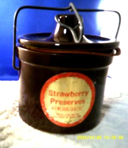 VINTAGE 1970's STONEWARE CROCK W/ WIRE BAIL LOCK & LID HELD STRAWBERRY PRESERVES - Bild 1 von 3