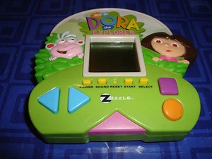   Dora The Explorer Gioco Portatile Elettronico Ottimo Gioco Bambini Zizzle Nick JR - Foto 1 di 2