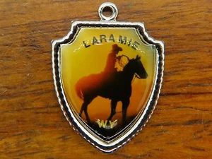 Ciondolo vintage argento LARAMIE WYOMING STATO COWBOY CAVALLO SCUDO DA VIAGGIO 44-36 - Foto 1 di 1
