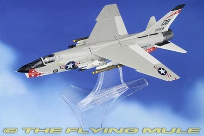 Century Wings 1:72 F-8E Crusader USMC VMF (AW)-235 Death Angels DB8 Foto 1 de 4