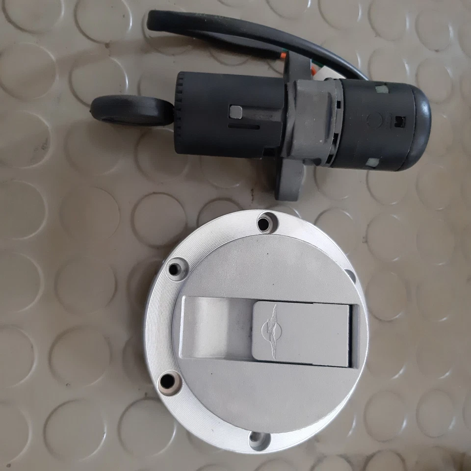 MOTO GUZZI BREVA 750CC LOCK KIT SERRATURE GU32736811-GU32736810 NO SBLOCCA SELLA Foto 1 de 2