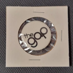 Pinback vintage de los años 70 The Gap letras blancas y negras de aproximadamente 15/16" de ancho PA - Imagen 1 de 3