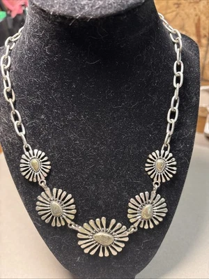 Collar Flor Abstracta Tono Plata/Dorado Marca Lucky - PO Foto 1 de 3