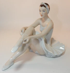 VIntage Royal Dux Figurine Sitting Ballerina Ballet Dancer Tying Laces c1990 VGC - Picture 1 of 8