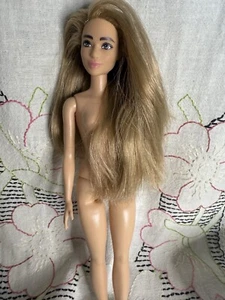 Barbie Fashionistas Desnuda #159 Mujer y Feroz June Pequeña Muñeca GRB51 Para ÚNICA EN SU CLASE - Imagen 1 de 7