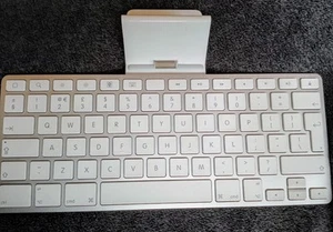 GENUINE APPLE 1st Generation iPad Keyboard Dock iPod, iPhone A1359 Universal UK - Picture 1 of 4