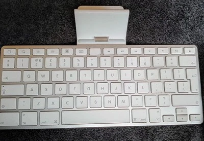 GENUINE APPLE 1st Generation iPad Keyboard Dock iPod, iPhone A1359 Universal UK - Image 1 of 4