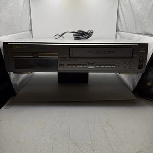 Emerson Videoregistratore Videoregistratore/Lettore DVD Combo EWD2202 Argento TESTATO - Foto 1 di 9