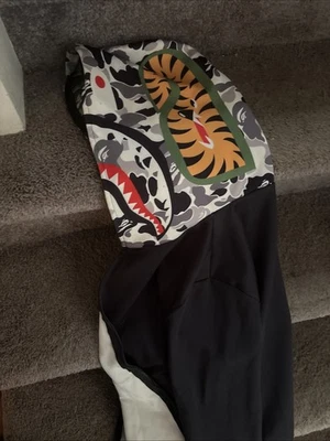 Sudadera con Capucha Bape Negra con Top Camuflado Talla Pequeña Con Gran Comodidad Foto 1 de 4