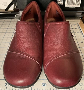 Clarks Shoes Womens 7 1/2 M burgundy Leather Artisan Slip On Zipper - Picture 1 of 7