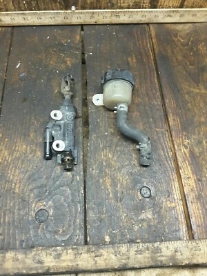 92-98 1992 Yamaha XJ 600S fabricante de equipos originales freno trasero cilindro maestro con depósito  Foto 1 de 4