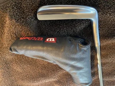 Wilson 8802 Hoja Forjada RM Putter Eje de Fábrica, Empuñadura de Cuero y Cubierta. Foto 1 de 4