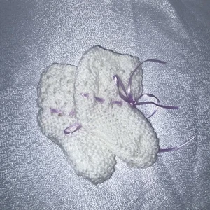 Handmade Crochet/Knit White and Purple Ribbon Baby Booties Baby Girl - Picture 1 of 4