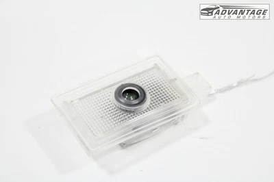 2012-2023 克莱斯勒 300 前右乘客门板课程灯  — 第 1/4 张图片