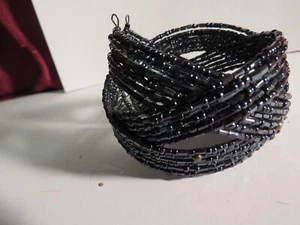 Pulsera de puño roscado de colección rectangular negra trenzada y cuentas redondas - Imagen 1 de 3