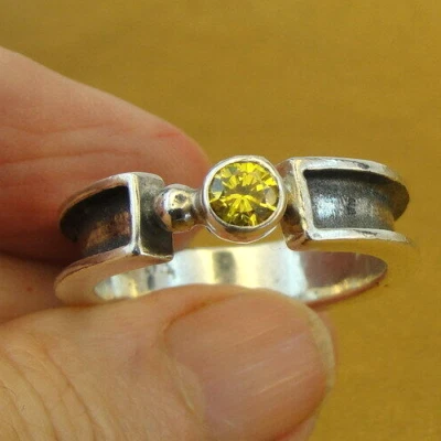 Anel de zircão amarelo tamanho 11,5, 12 prata esterlina feito à mão Hadar Designers () ÚLTIMO - Imagem 1 de 4