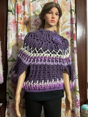 Poncho grande de ganchillo hecho a mano en tonos morados multicolor Foto 1 de 4