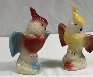 PORCELAIN PAIR OF VINTAGE CERAMIC PARROTS - Picture 1 of 6