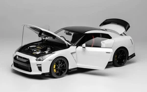 1/18 Motor Helix Nissan GTR R35 Nismo Track Edition Brilliant Pearl White MH83518 - Bild 1 von 6