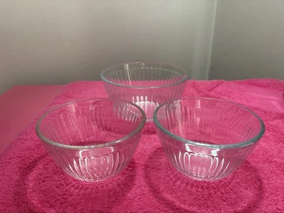 Pyrex Bowls: 3 Cup Bowls (2). 6 Cup Bowl - Image 1 of 3