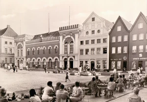 DDR-Foto-AK SCHWERIN Markt, Leute im Café, Information 1981 - Picture 1 of 1