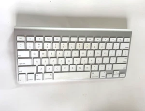 Apple Wireless AA Battery Operated Keyboard - Picture 1 of 2