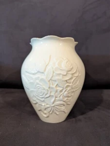 LENOX GLORIOUS GARDENIAS 2006 MOTHER'S DAY VASE 7" tall ivory gold NEW in BOX - Picture 1 of 5