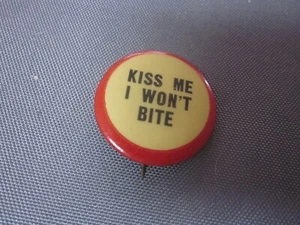 Vintage 60's KISS ME I WON'T BITE Button Pinback - Picture 1 of 4
