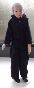 Miniature Dollhouse Victorian Man Servant Porcelain Doll & Stand 1/12th Scale - Bild 1 von 2
