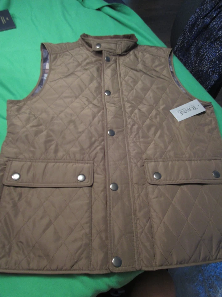 НОВЫЙ С ЯРЛЫКАМИ TOWNE BY LONDON FOG МУЖСКОЙ СТЕГАНЫЙ МОЛНИИ СПЕРЕДИ ЛЕГКИЙ ЖИЛЕТ ТЕМНО ХАКИ MED - Изображение 1 из 4